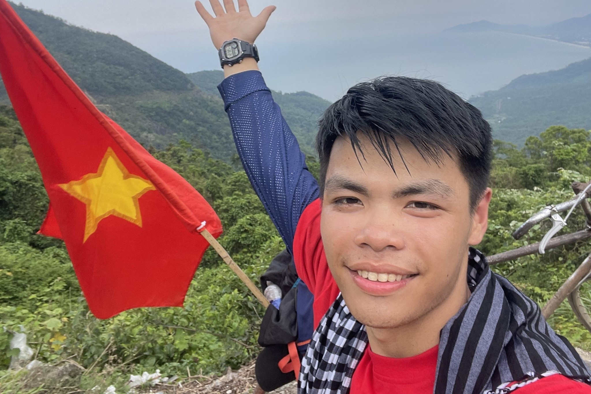 Toi dap xe tho cua ong noi tu Thanh Hoa vao TP.HCM mung ngay 30/4 hinh anh