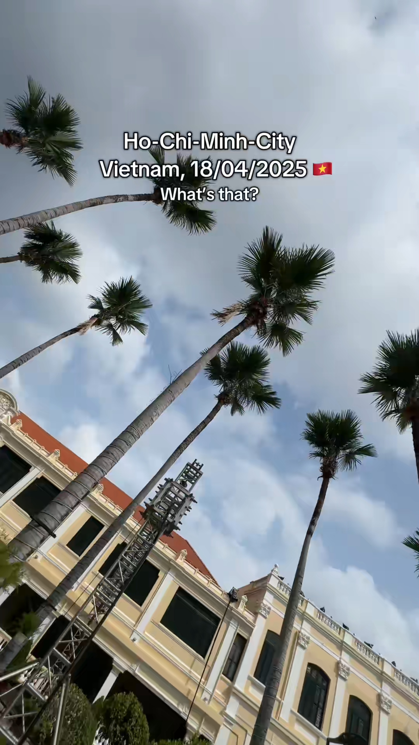 Khach Tay bat ngo khi thay truc thang bay day troi TP.HCM hinh anh