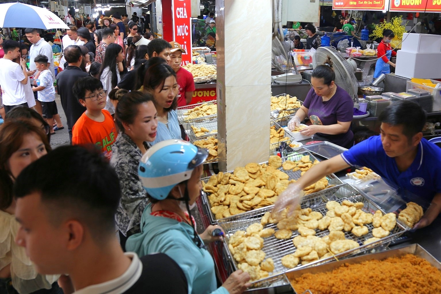 Chen nhau mua hai san o cho noi tieng Ha Long cuoi ky nghi le hinh anh