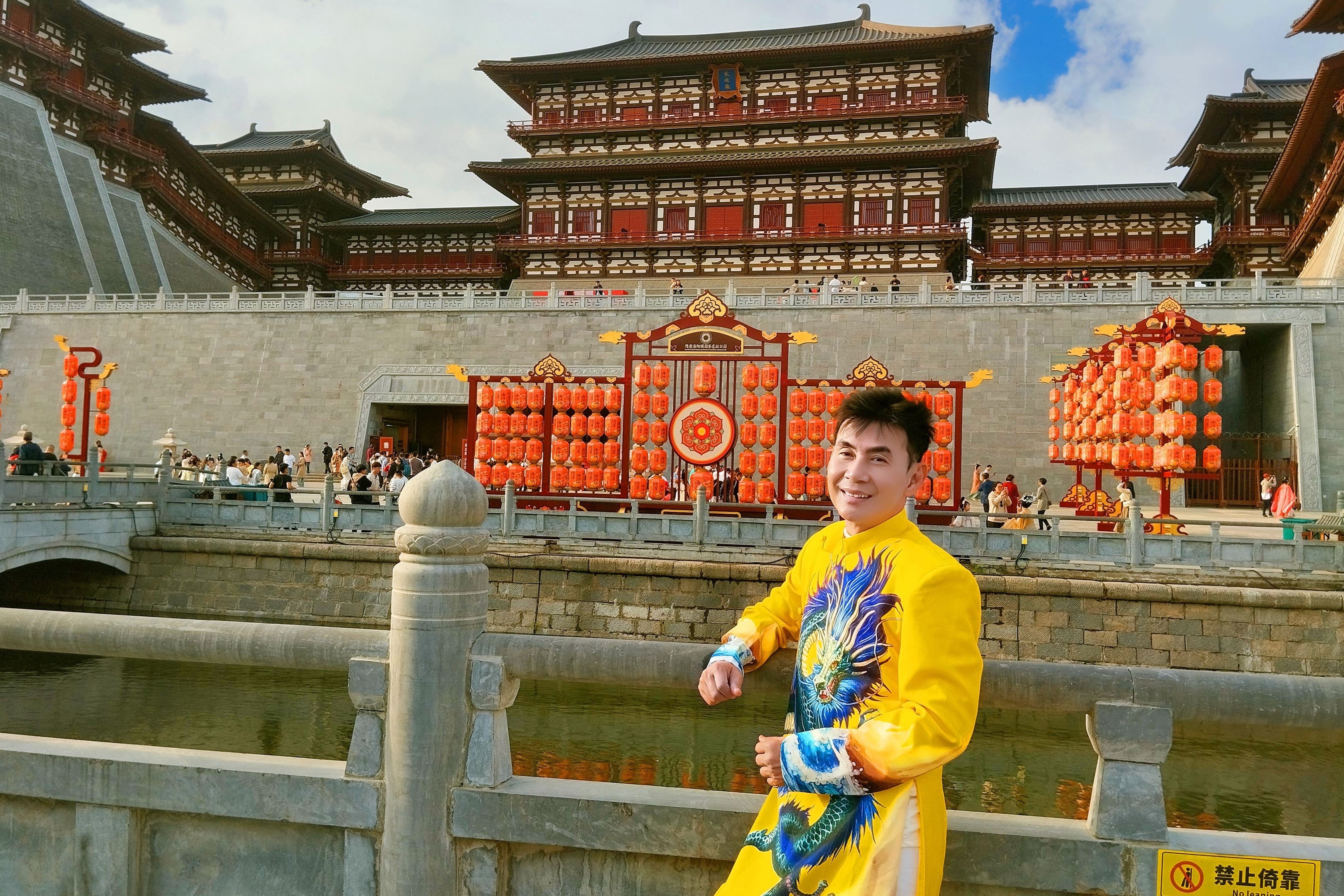 Toi mac ao dai du lich 68 quoc gia hinh anh