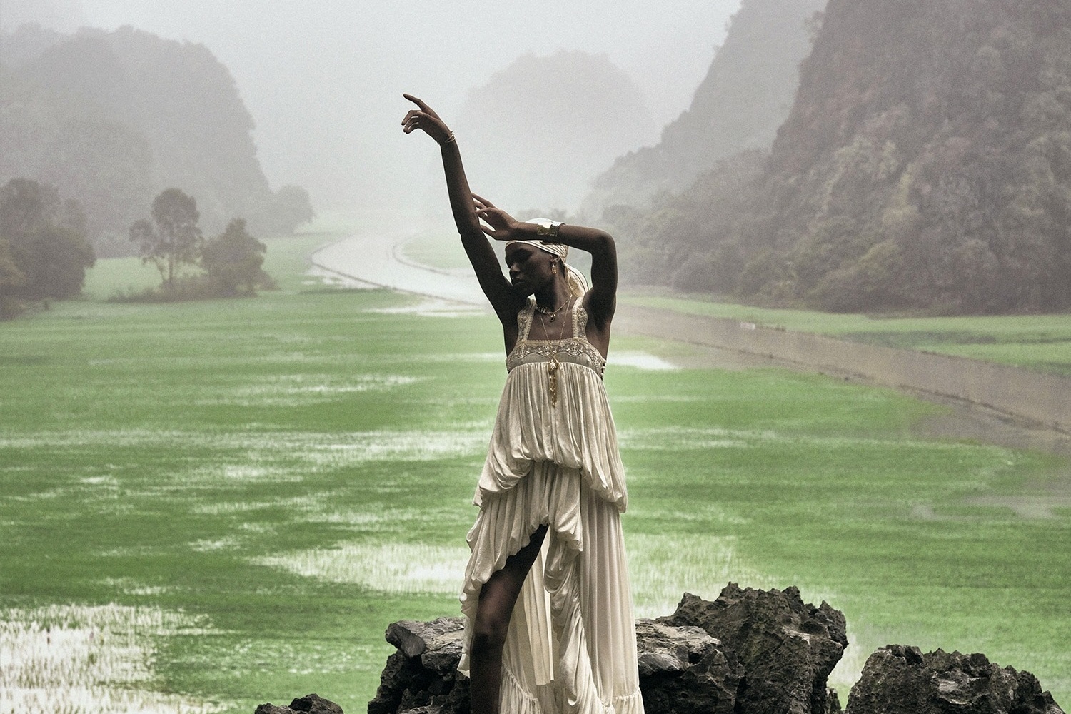 Khong nhan ra Ninh Binh tren tap chi thoi trang My hinh anh