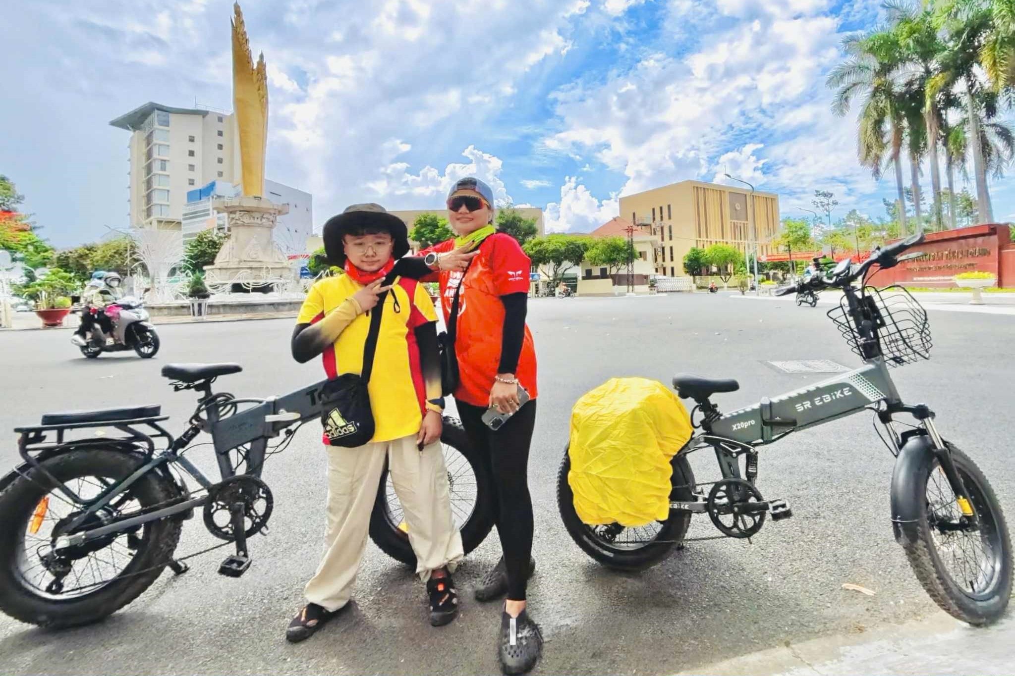 Toi dua con trai 12 tuoi dap xe xuyen Viet hinh anh