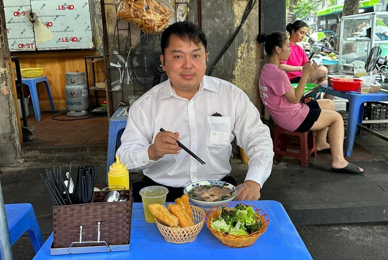 Thu vui review quan an dia phuong cua ong Hoang Nam Tien hinh anh