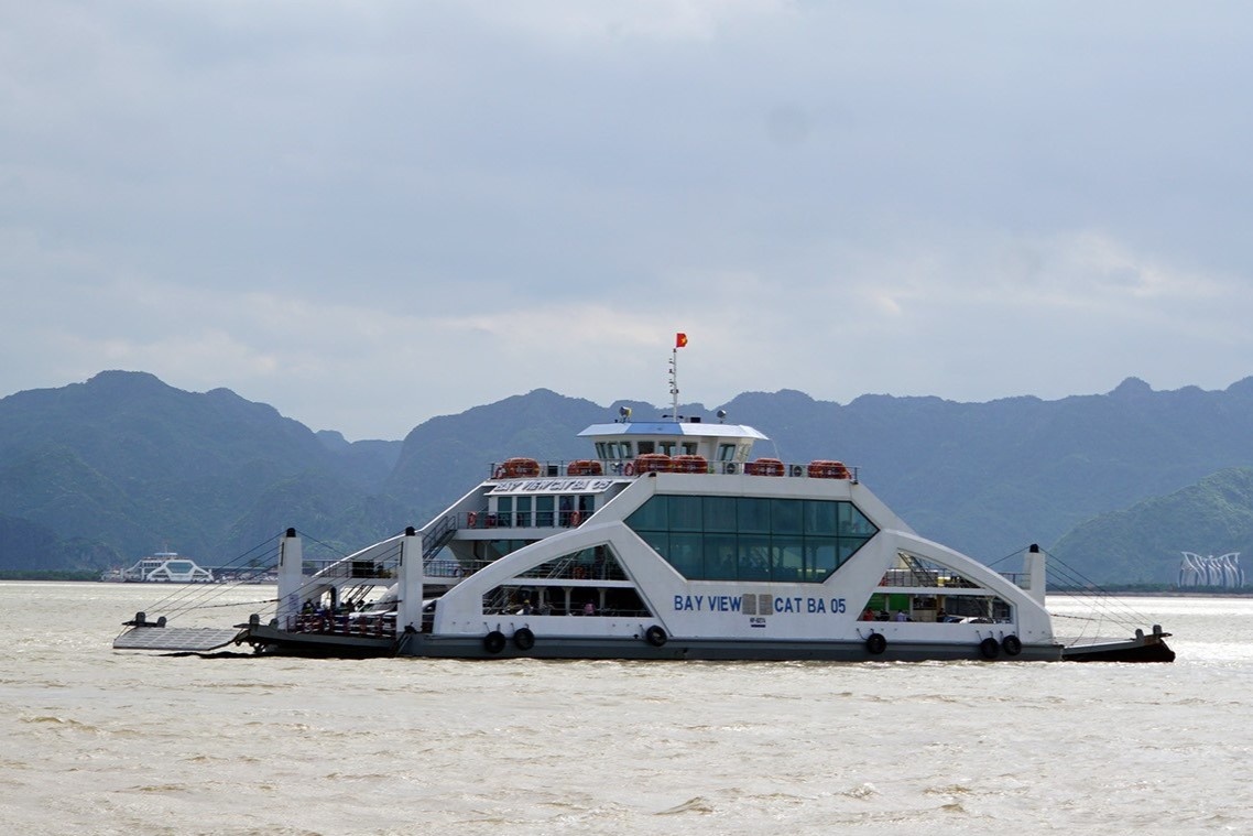Canh la o ben pha ra Cat Ba du lich dip 2/9 hinh anh