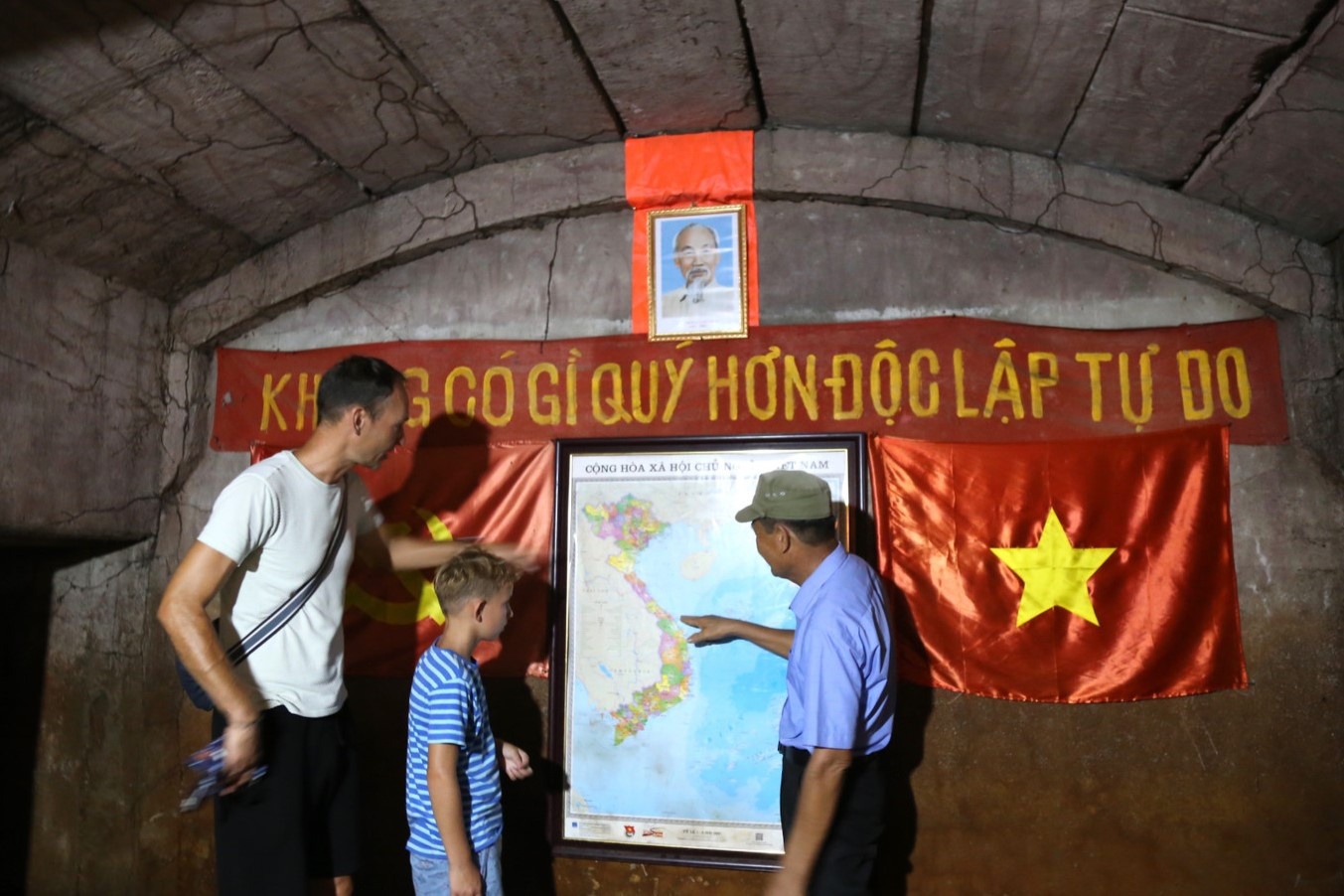 Rat dong du khach tim den dia dao trong long dat o Da Nang hinh anh