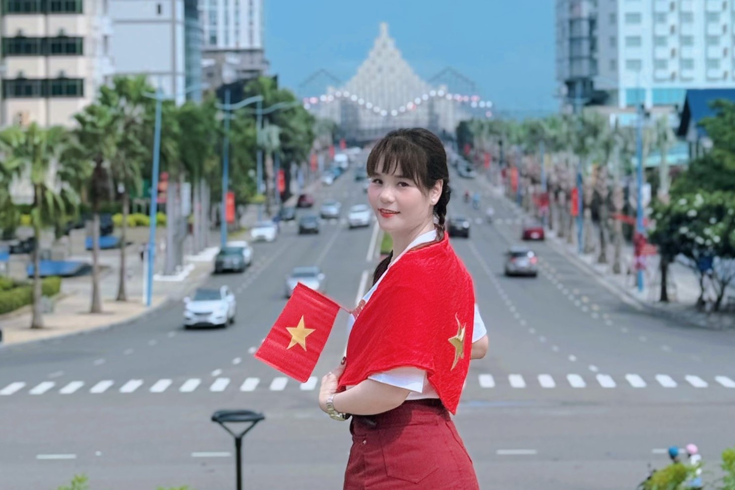 Goc check-in tu xa voi thap Tam Thang dang 'hot' nhat TP.HCM hinh anh