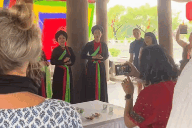 Bat ngo danh tinh nhom du khach hat 'Beo dat may troi' o Bac Ninh hinh anh