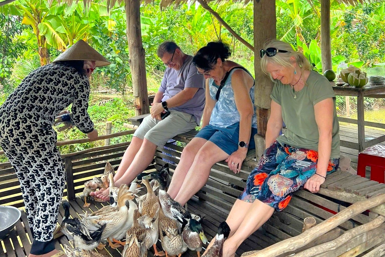 Khach Tay cuoi khoai chi thu massage vit o Can Tho hinh anh