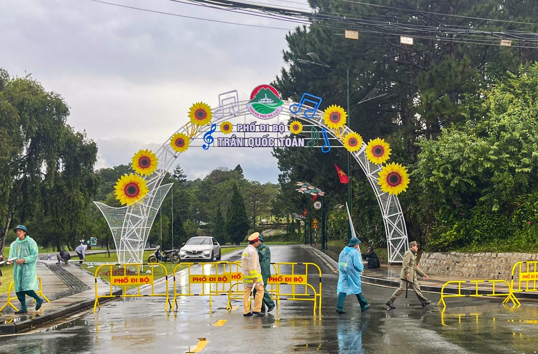 Dung hoat dong pho di bo doc ho Xuan Huong, Da Lat hinh anh