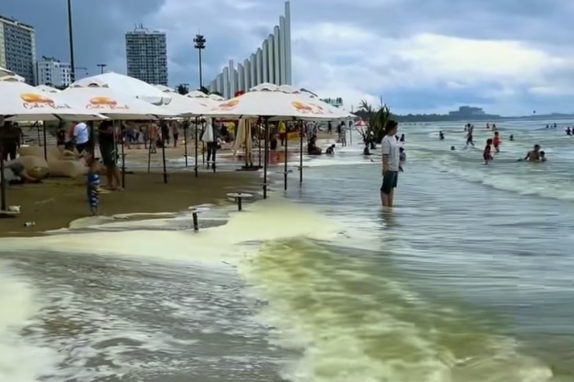 Nuoc bien Bai Sau chuyen mau xanh ro ret hinh anh
