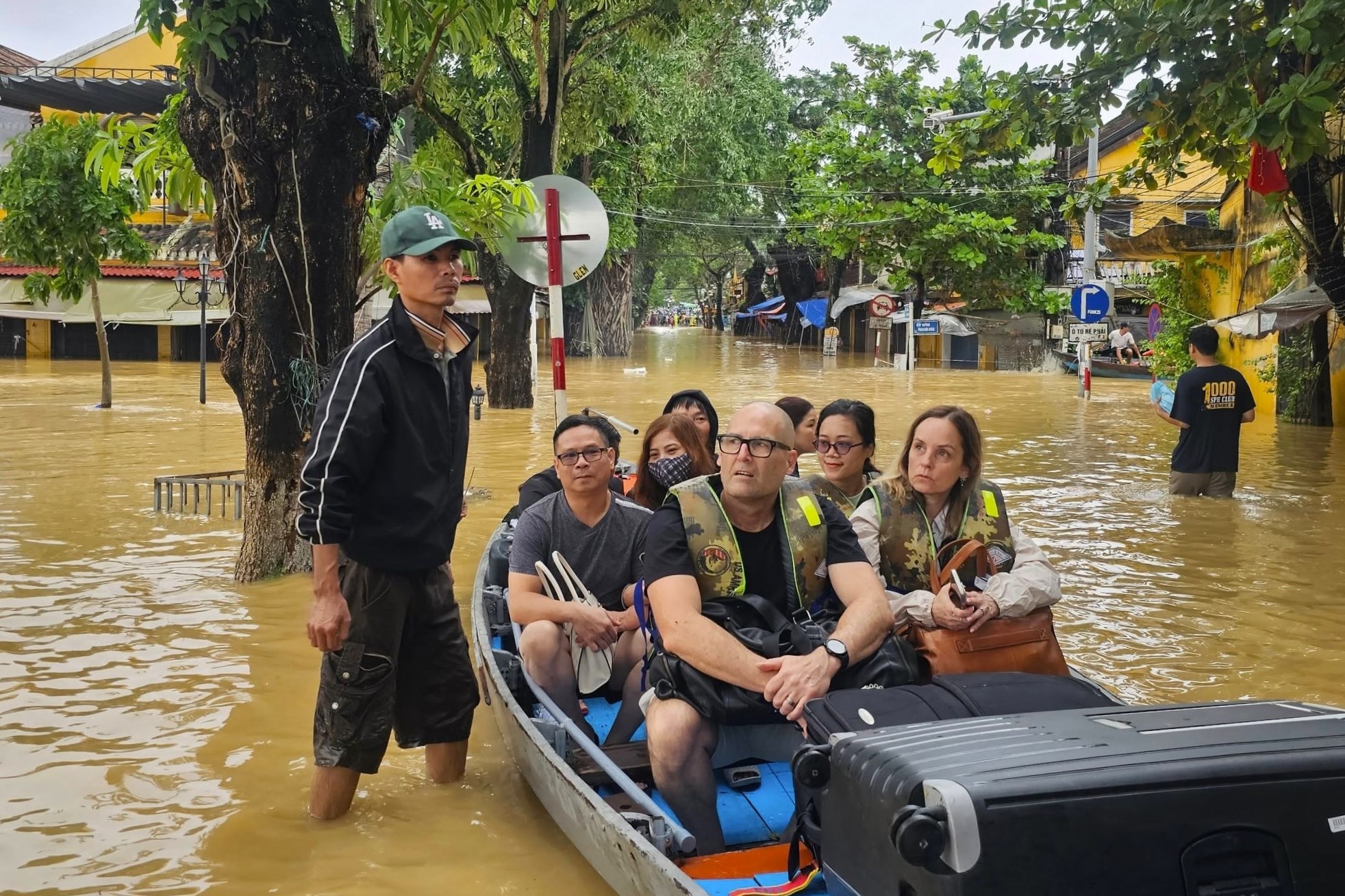 Khach Tay luong cuong nhin khach san ngap dan trong lu o Hoi An hinh anh