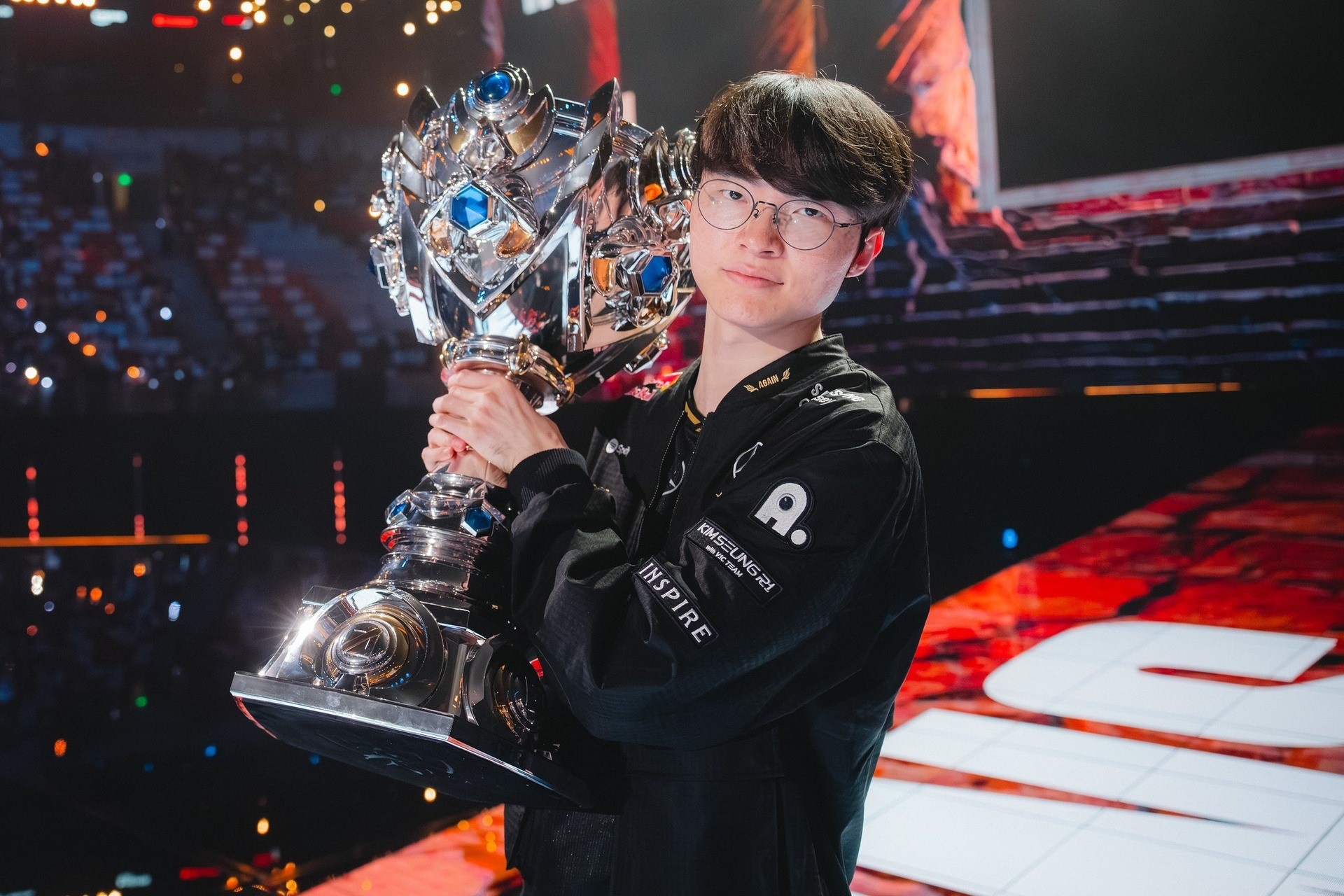 Anh du lich kin tieng cua Faker hinh anh