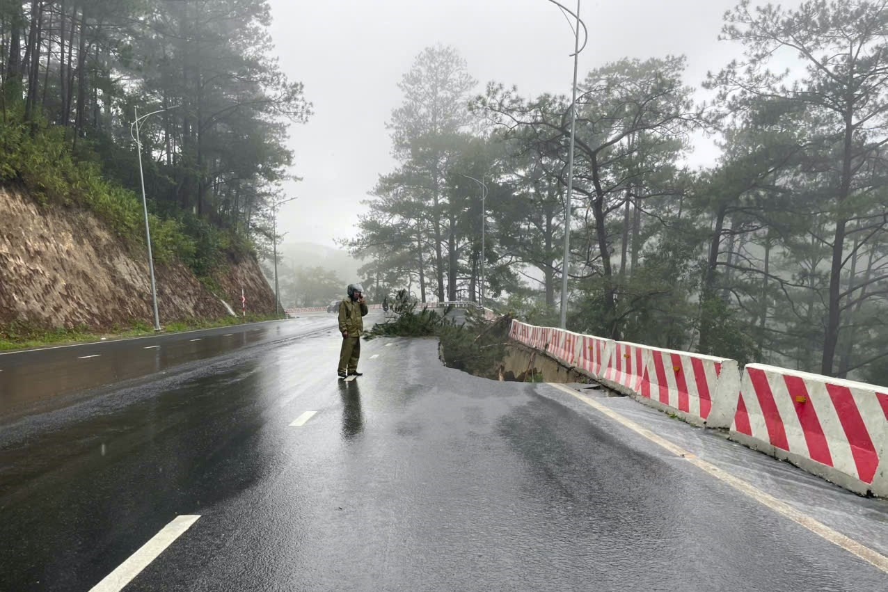 Foto tanah runtuh Prenn Pass 1 sat lo deo Prenn anh 1