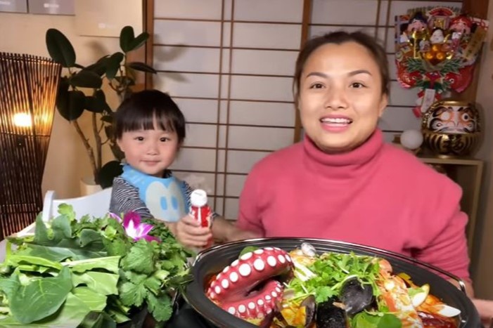 Hien tuong mukbang be Sa dinh dam mot thoi gio ra sao? hinh anh