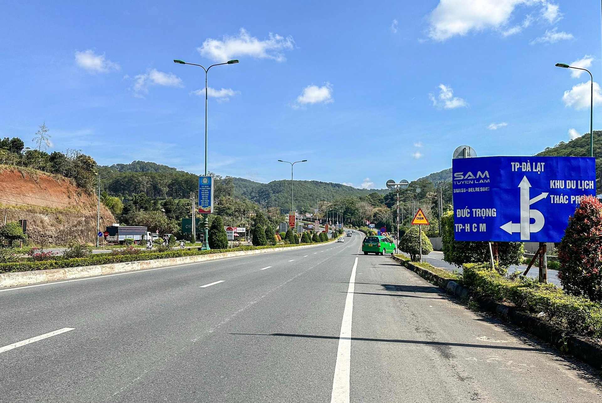 Fotografia 1 a alunecării de teren din Dalat Da Lat sat lo anh 1