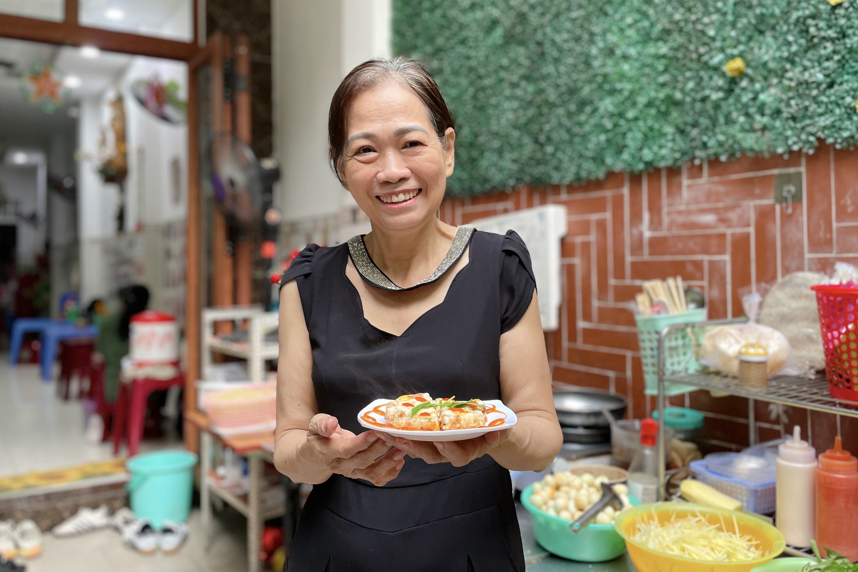 Quan an vat o TP.HCM co ba chu doc rap tinh tien sap dong cua hinh anh