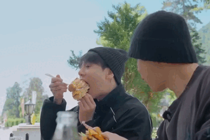 Jimin, Jungkook (BTS) khen do an Viet Nam 'ngon kinh khung' hinh anh