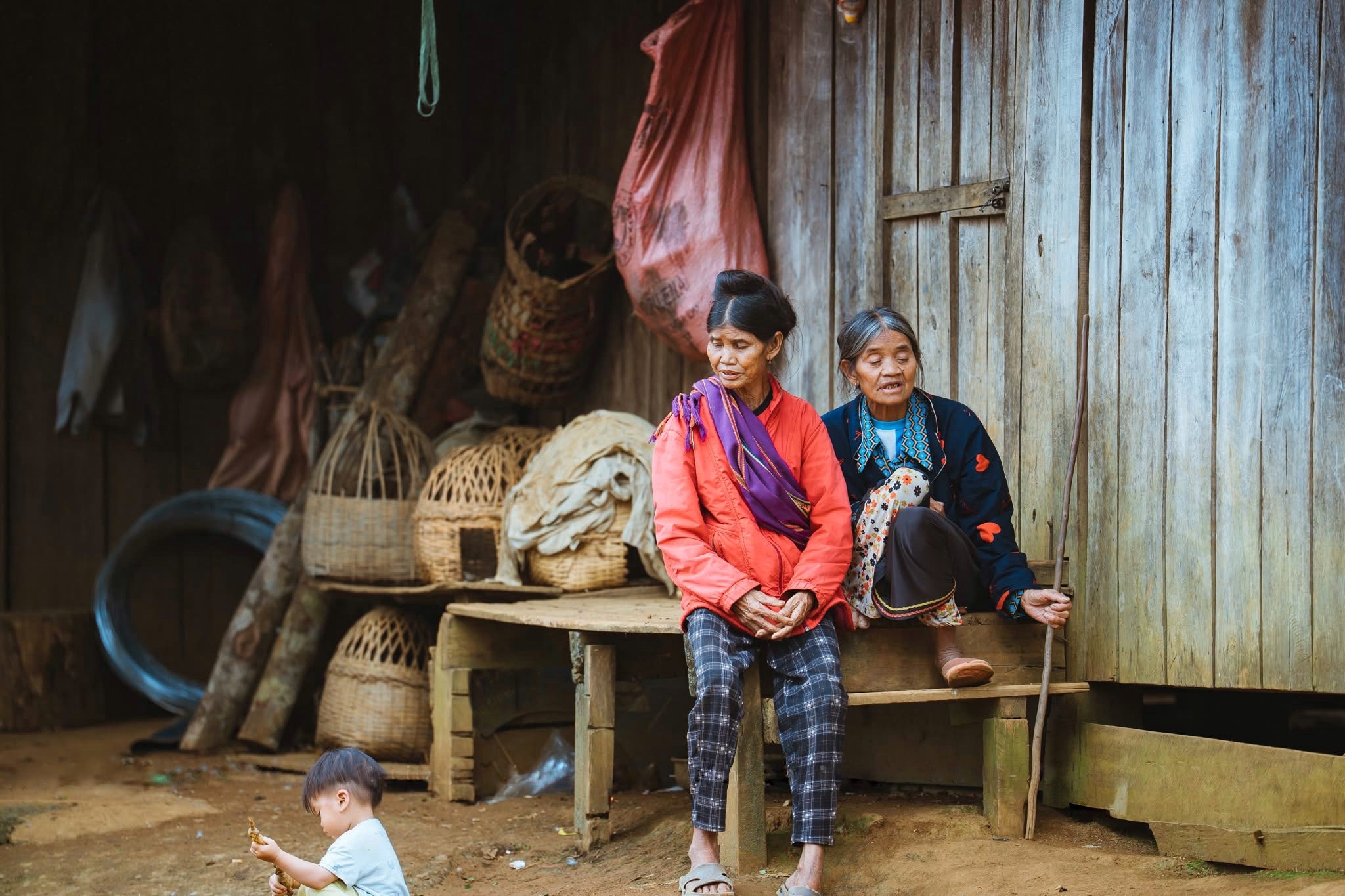 Canh it thay ben trong lang o Mang Den hinh anh