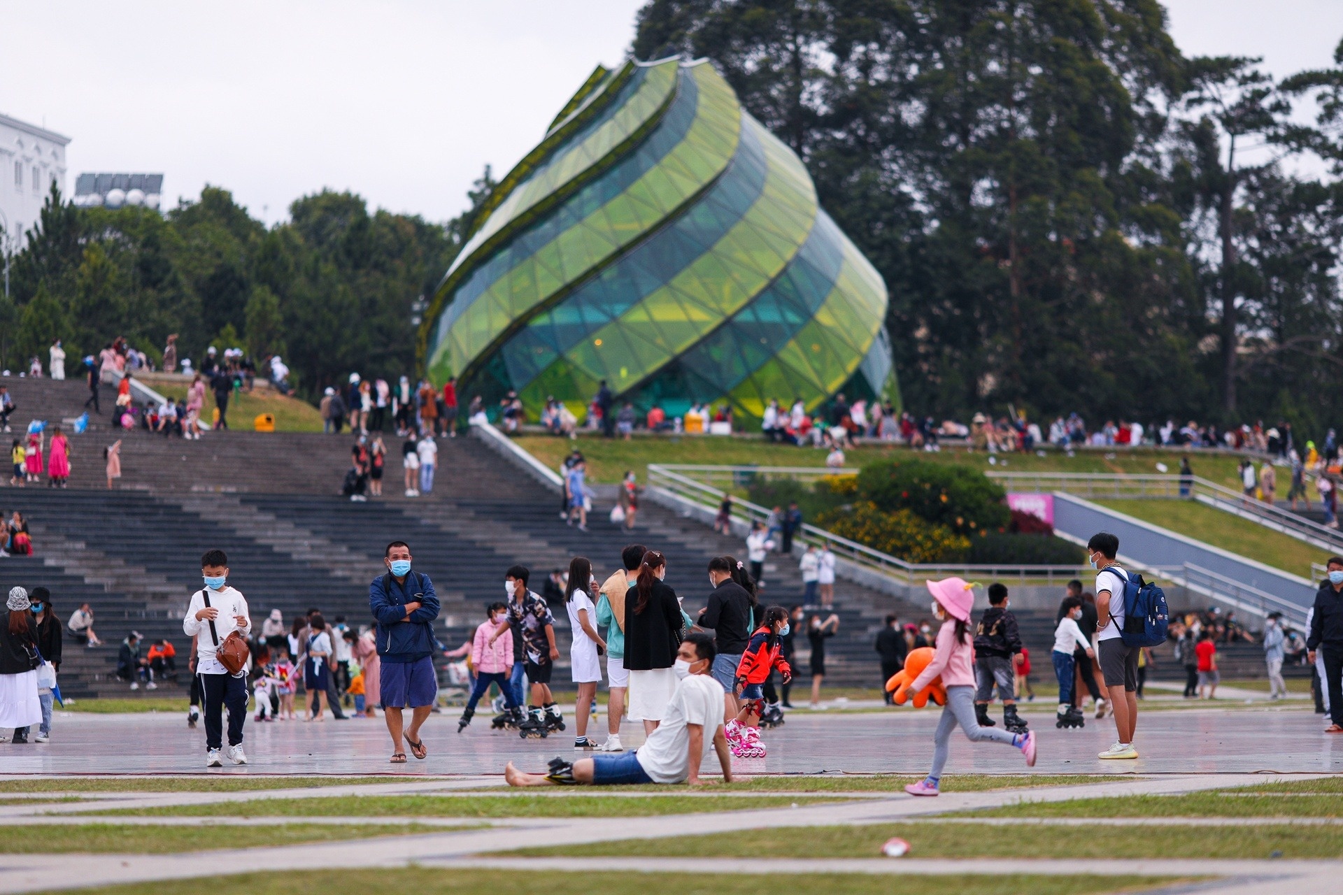 Khach lai 'lap day' Mang Den, Da Lat hinh anh