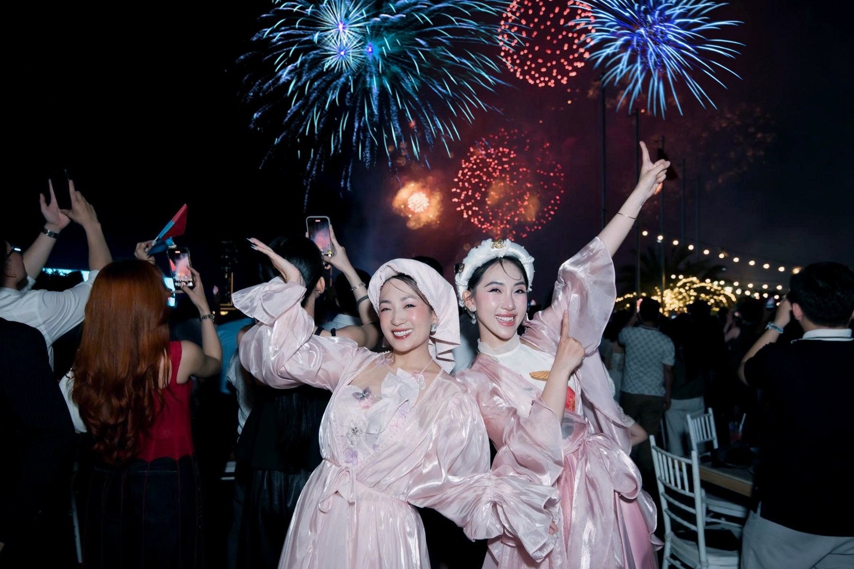 Kho dat cho rooftop, nha hang xem phao hoa Tet Duong lich o TP.HCM hinh anh