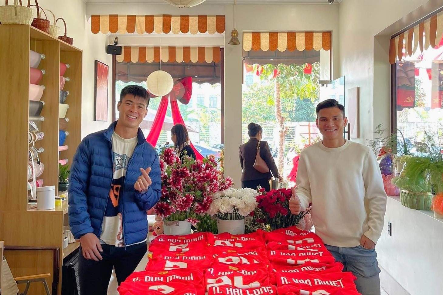 Quan ca phe moi khai truong cua hau ve Xuan Manh hinh anh