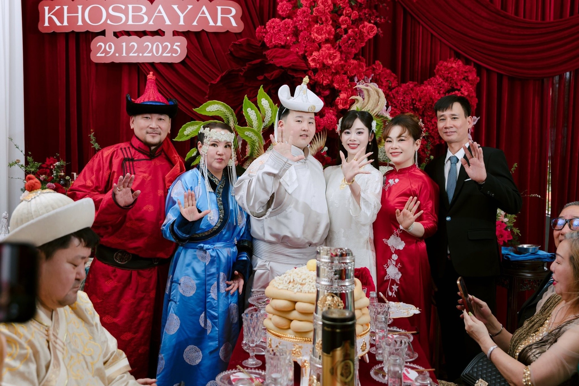 Trap banh la, sua bo trong dam hoi co dau Viet Nam va chu re Mong Co hinh anh