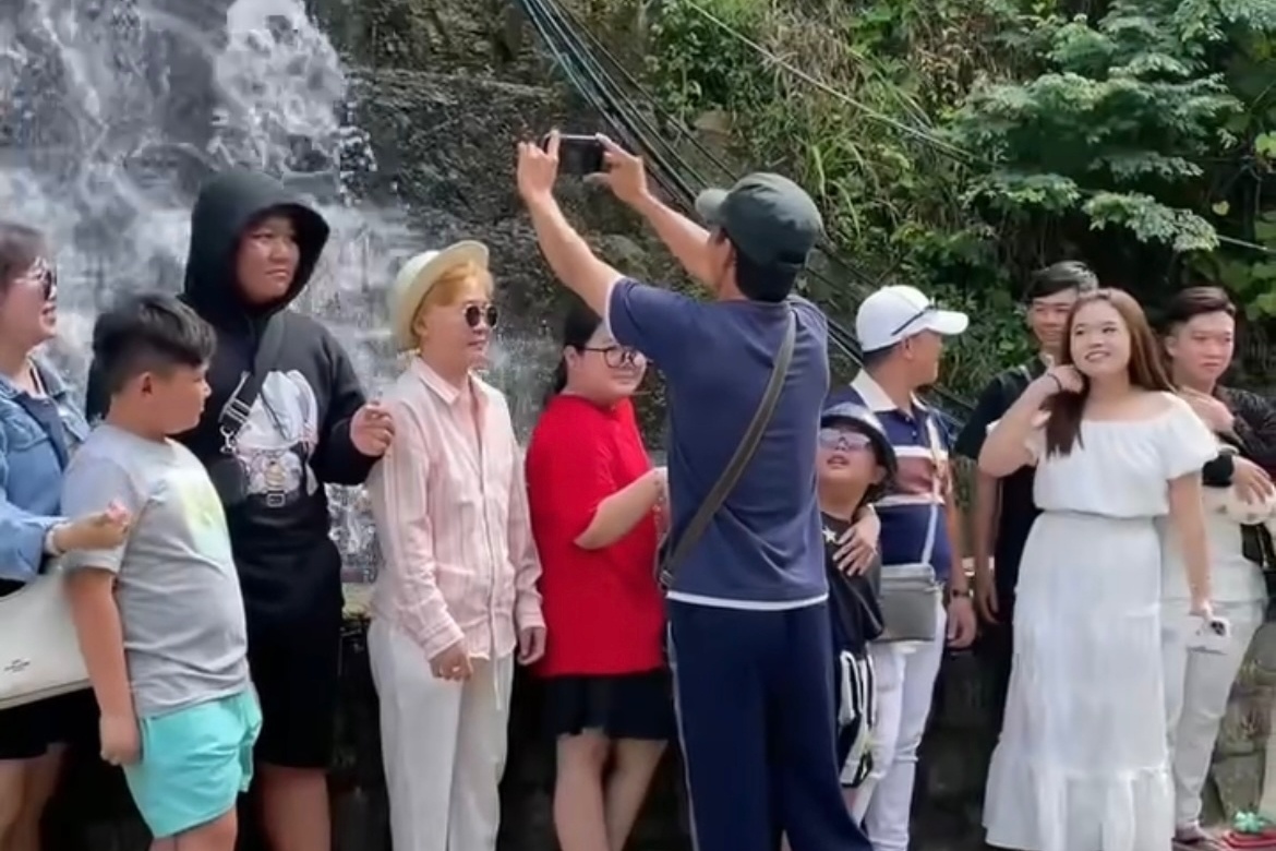 Nguoi ban kem giup du khach quay video trong chuyen du lich Hon Son hinh anh