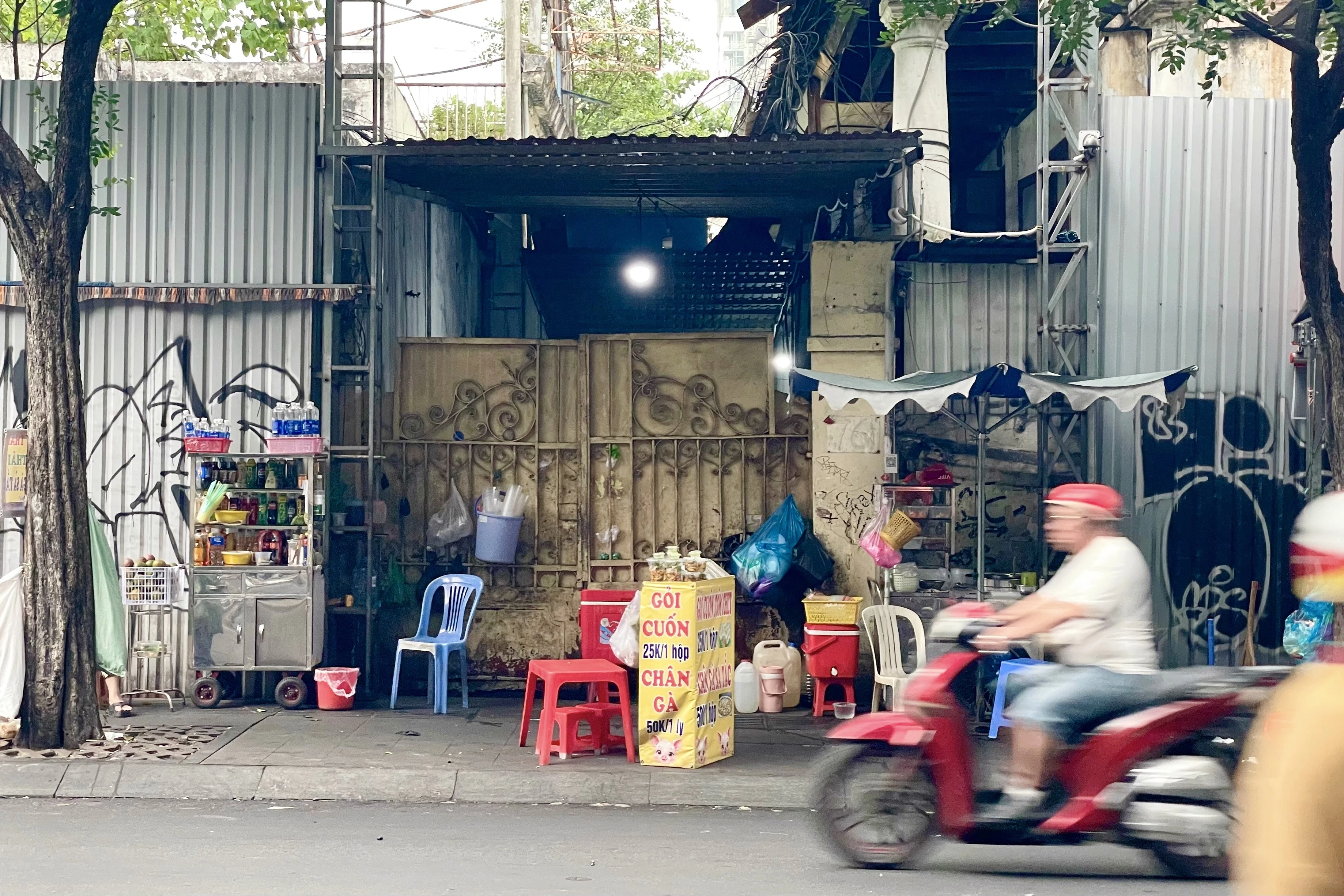 Hem an vat Hai Ba Trung noi tieng TP.HCM dong cua vi e khach hinh anh