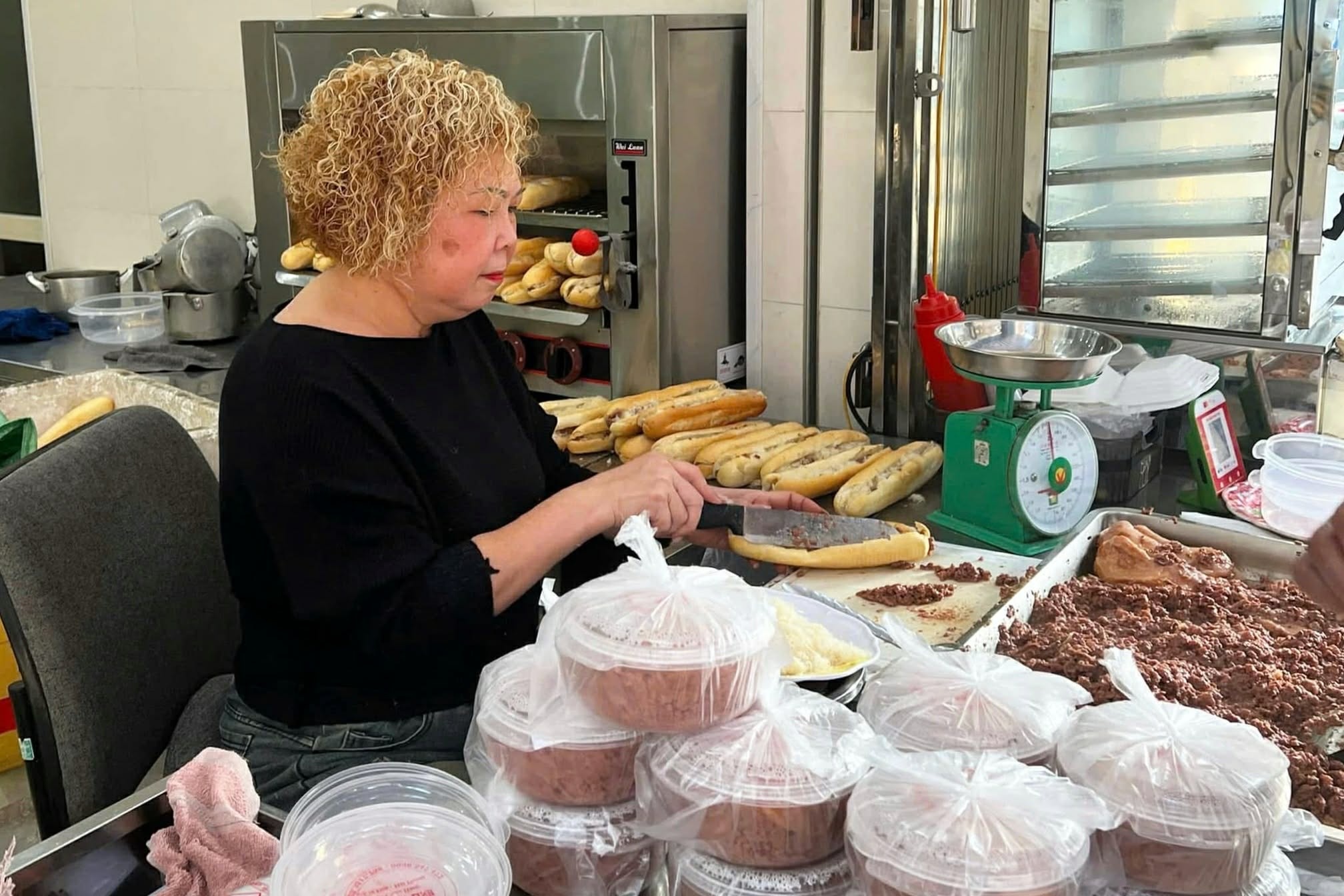 Hang pate Cot Den chinh goc Hai Phong: 'Khach giam mot nua' hinh anh