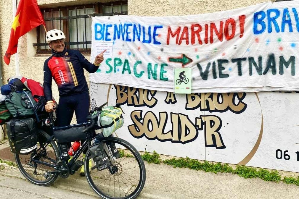 Toi ban oto, dap xe tu Tay Ban Nha den Viet Nam hinh anh