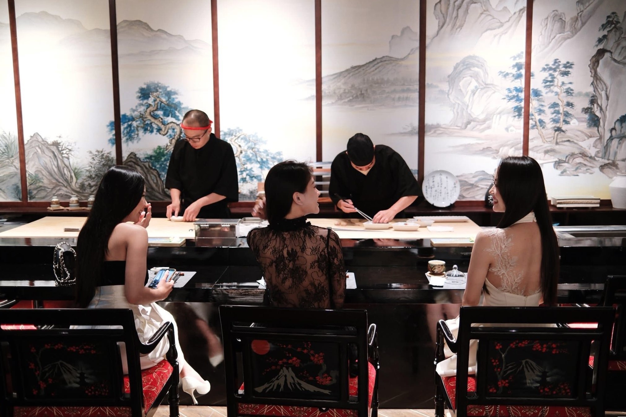 Nha hang omakase Ha Noi phan hoi vu 'khach phai coc mot trieu dong' hinh anh