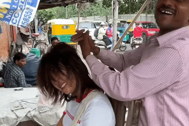 7 trieu nguoi xem khach Viet massage, goi dau kieu quay cuong o An Do hinh anh