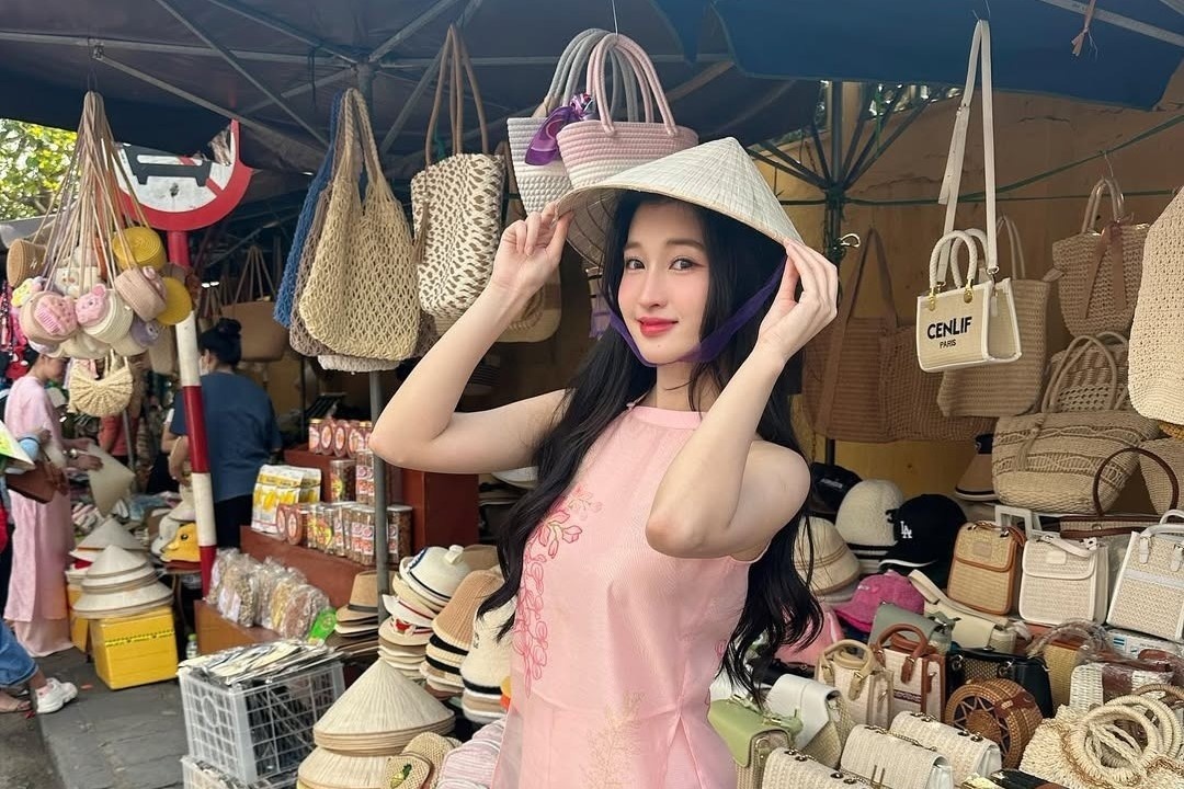 Phong cach du lich gian di cua Phuong Nhi hinh anh