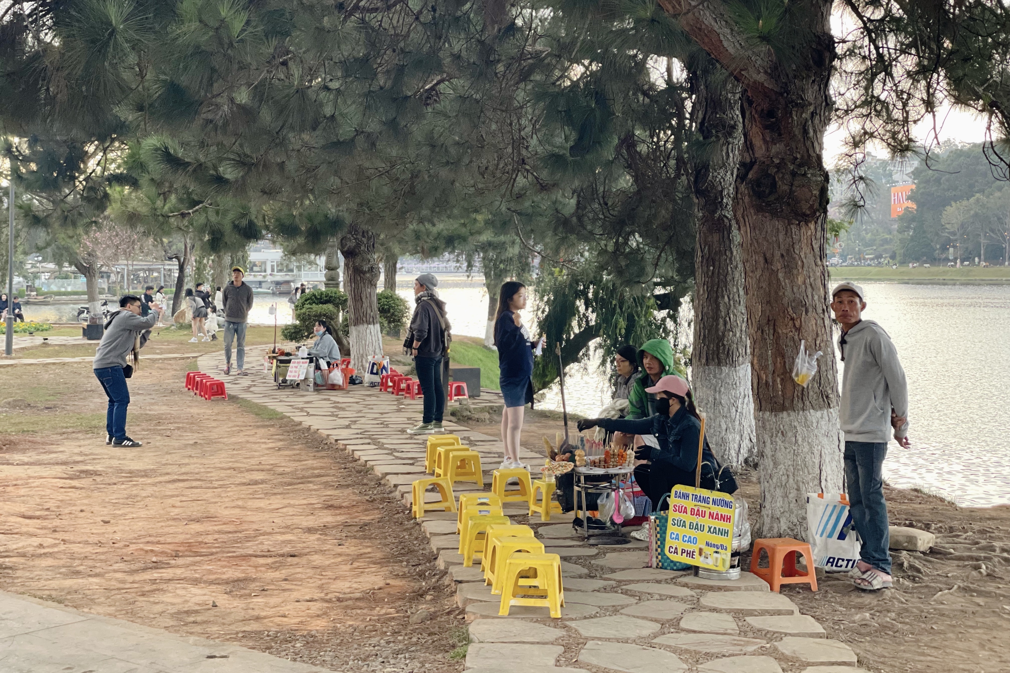 Hang rong van len lut bay ban quanh ho Xuan Huong, Da Lat hinh anh