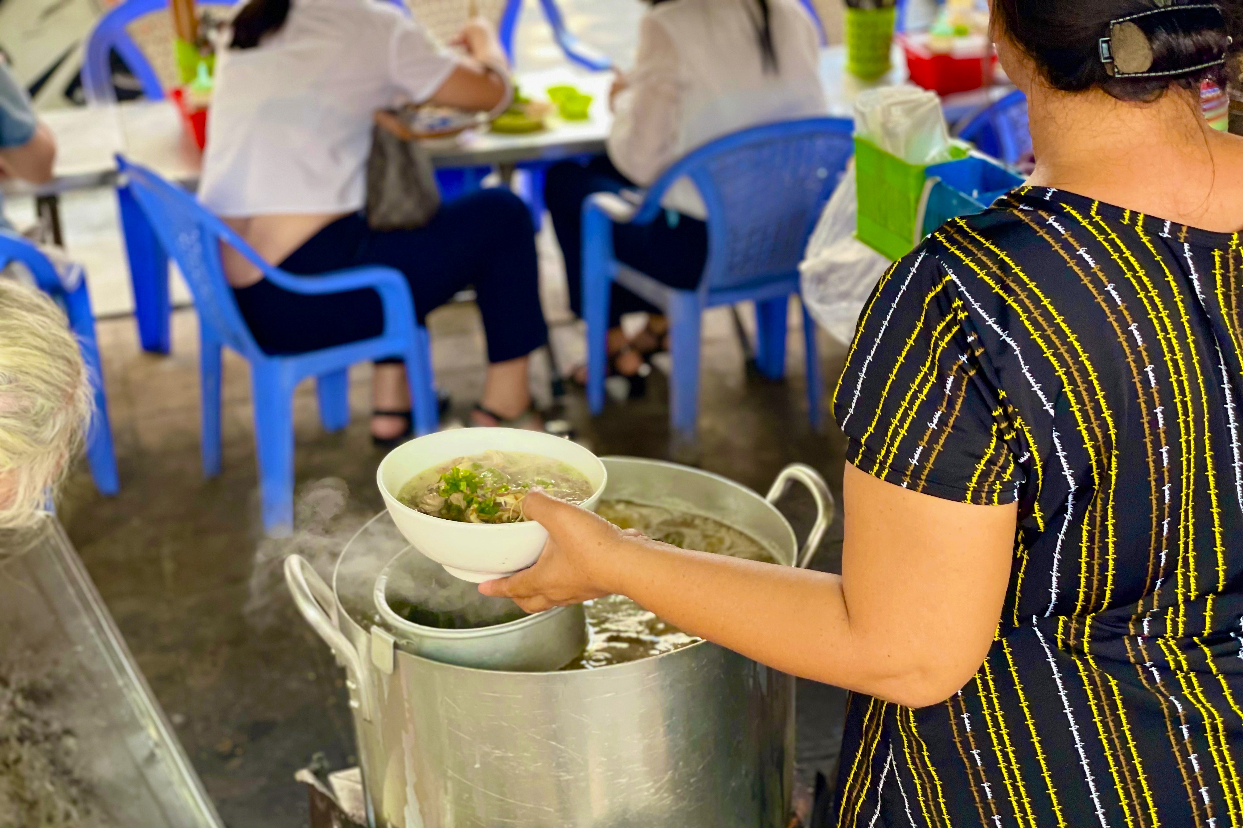 quan an Lunch Lady anh 4