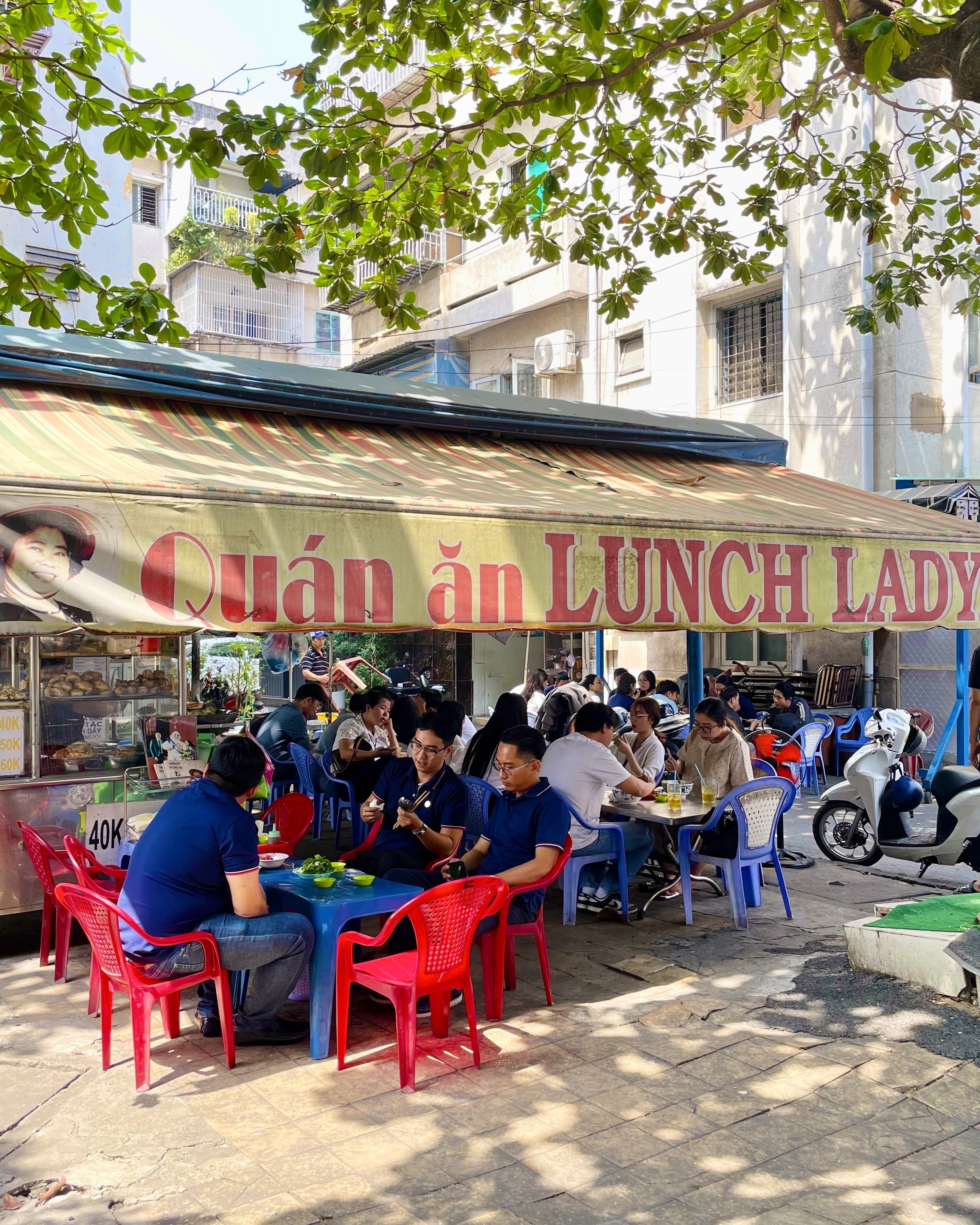 quan an Lunch Lady anh 7