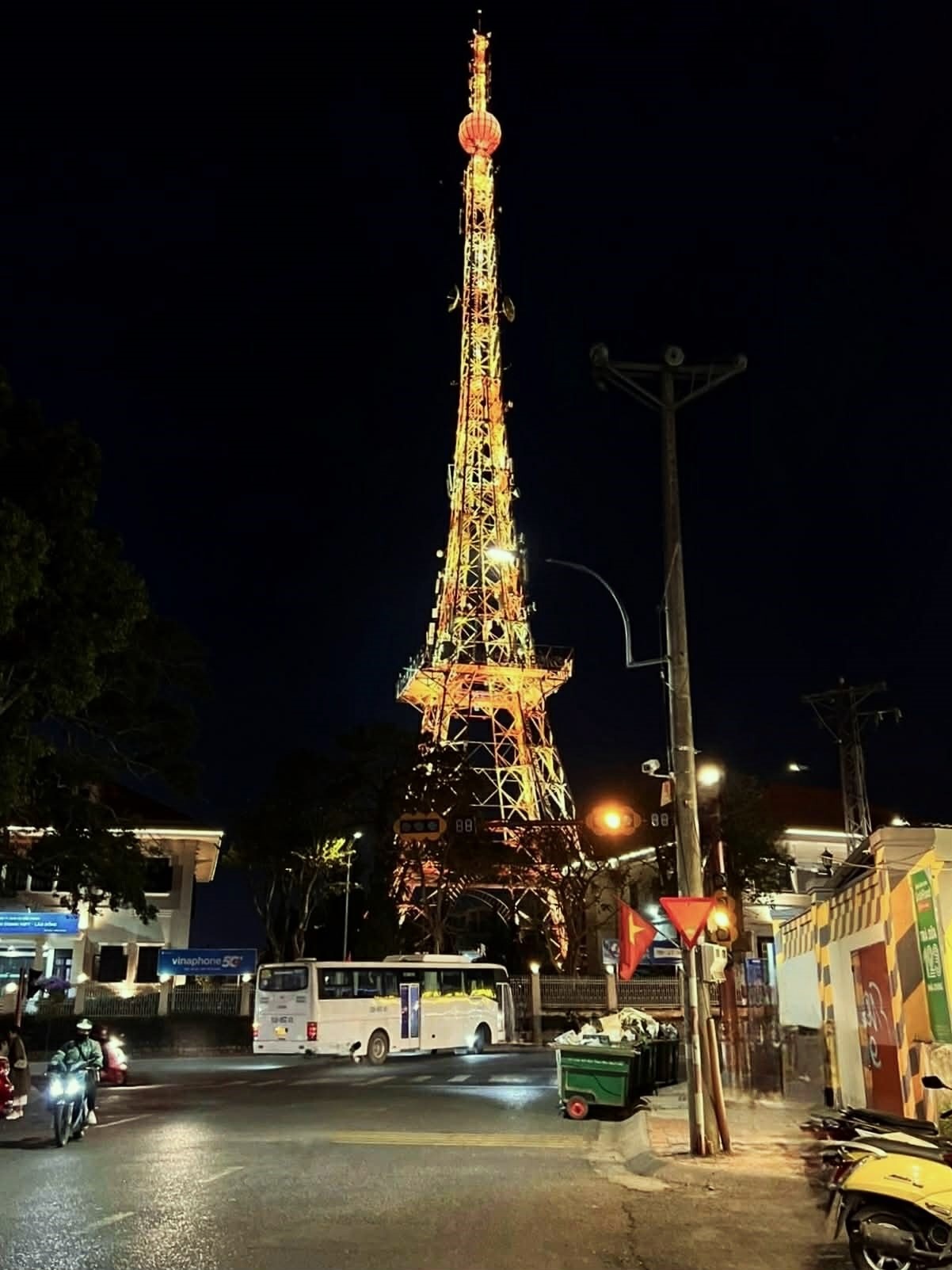 thap Vinaphone Da Lat anh 2