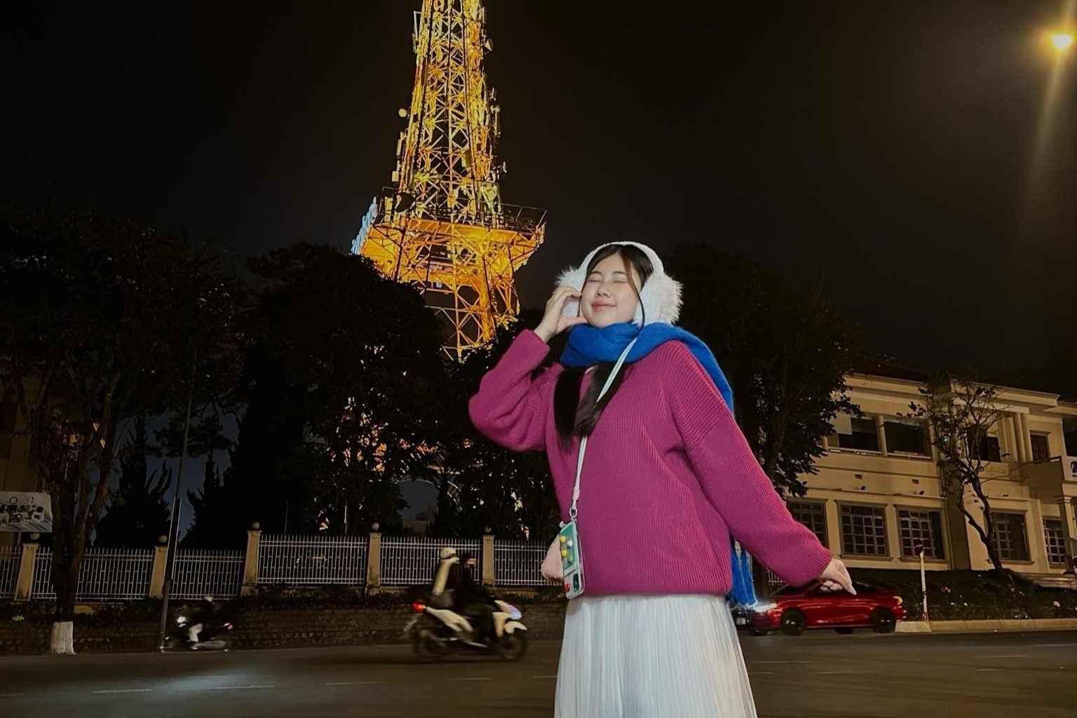 Dung kin via he check-in 'thap Eiffel' sang den o Da Lat hinh anh