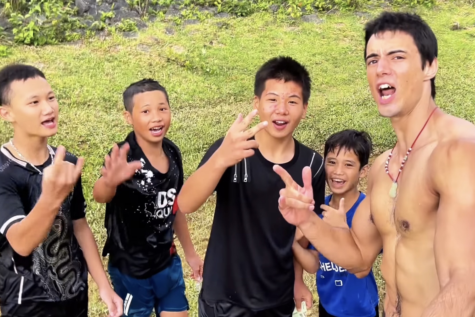 Khach Nam Phi lang nguoi khi duoc lu tre giup vuot suot o Cao Bang hinh anh