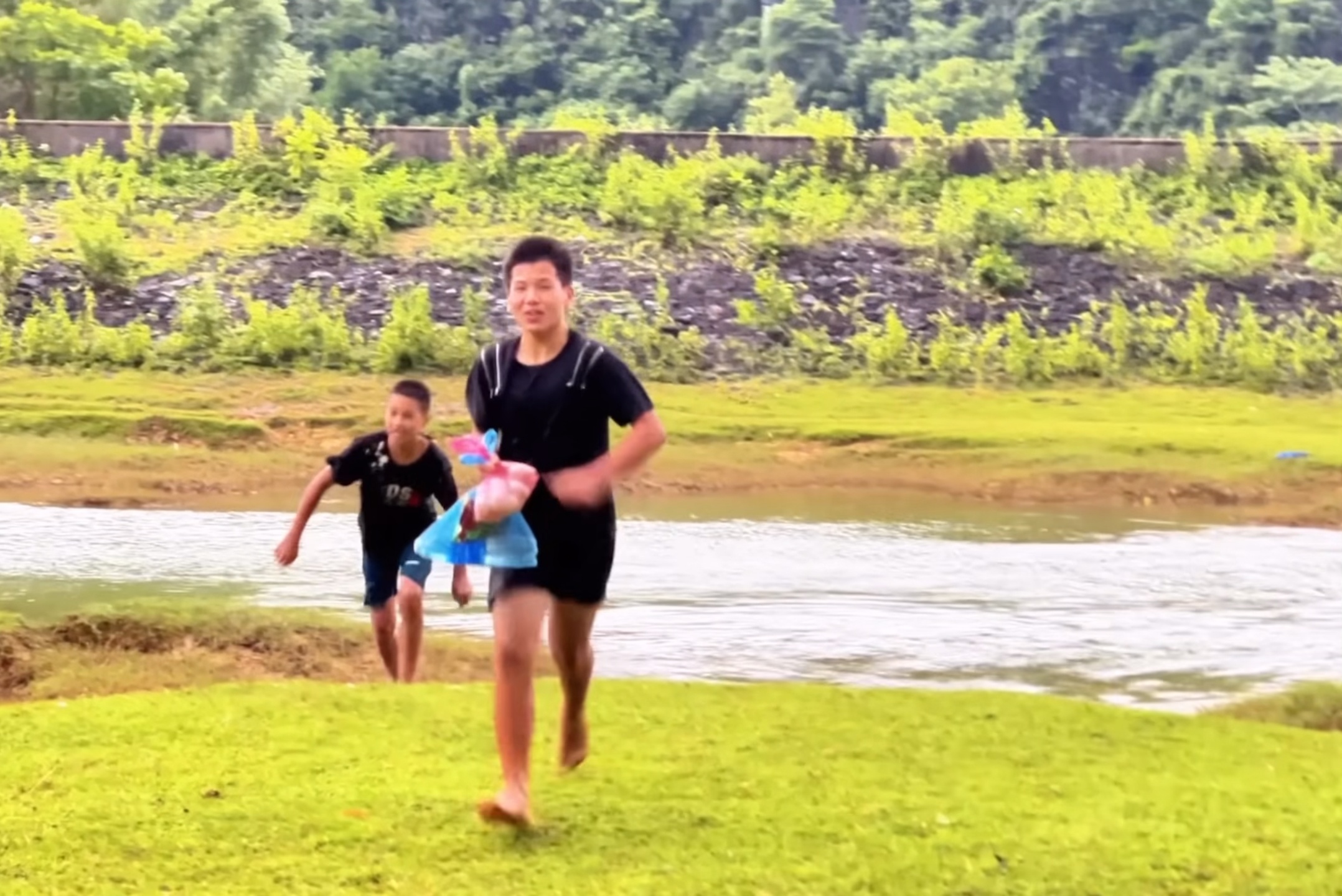 Nhung dua tre mang trung luoc va nuoc dong chai tang cho du khach Tay hinh anh