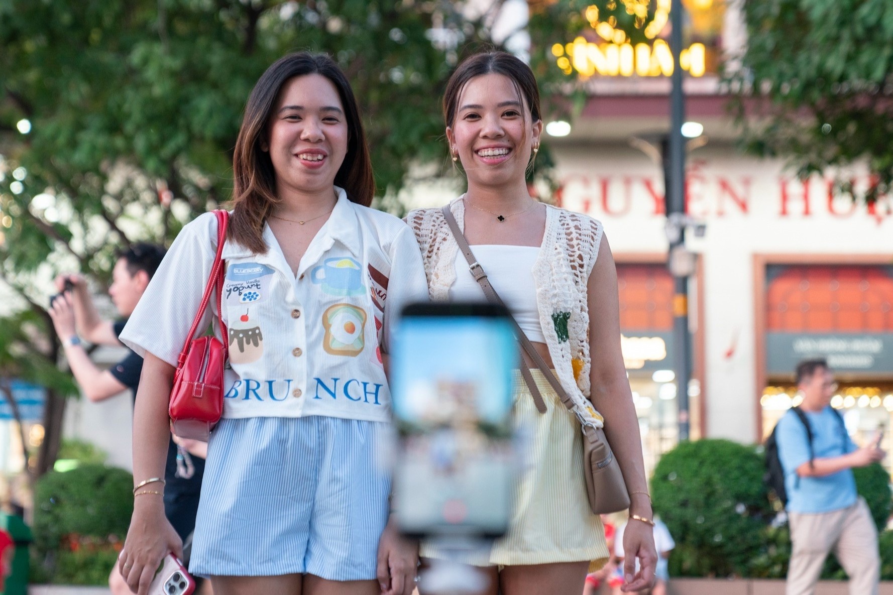 Khach ngoai boi roi vi quan an TP.HCM dong cua nghi Tet hinh anh