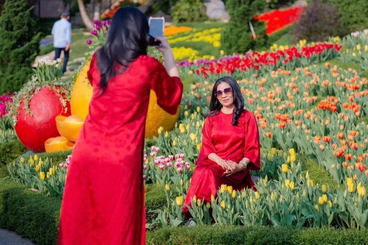 Dong kin nguoi do ve nui Ba Den hinh anh