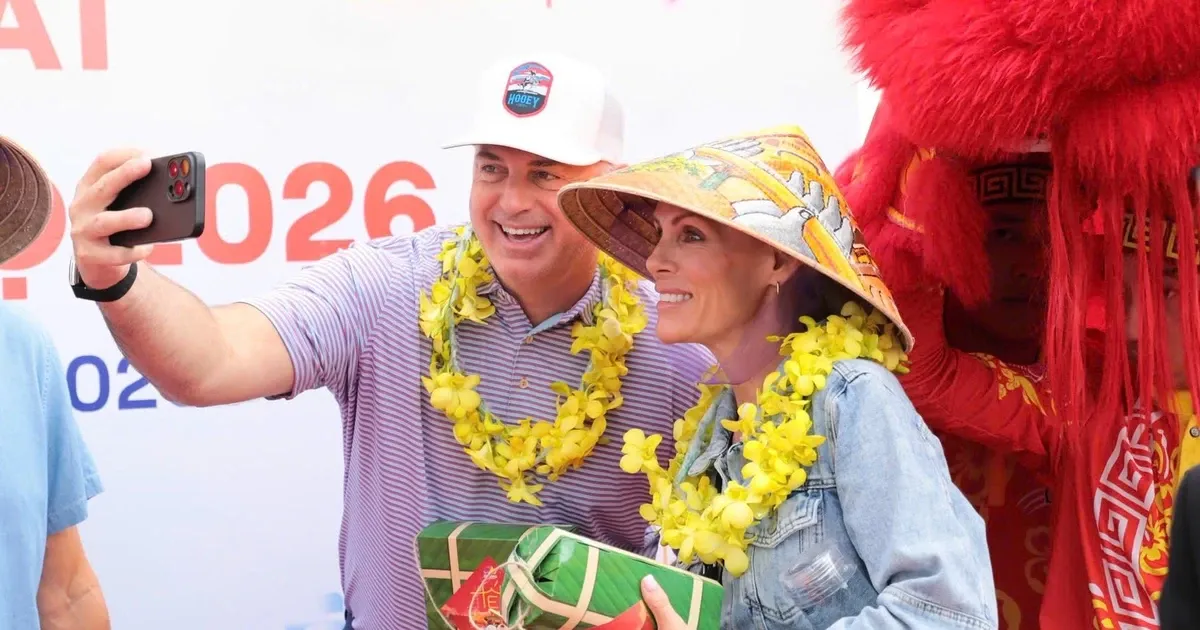 Tau bien cho khach quoc te nuom nuop den Da Nang hinh anh