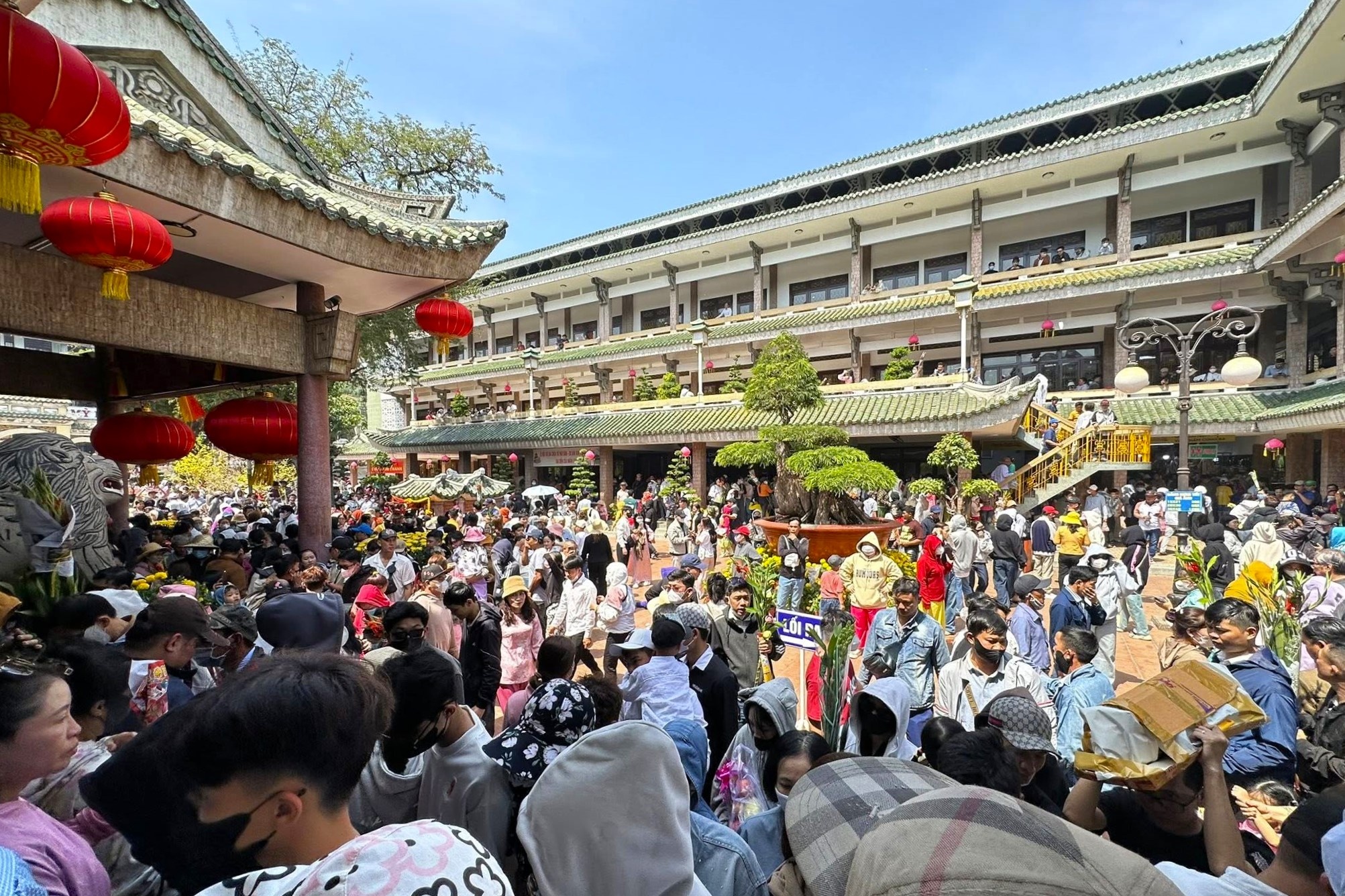 'Doi' nang 40 phut vieng mieu Ba Chua Xu dip Tet hinh anh