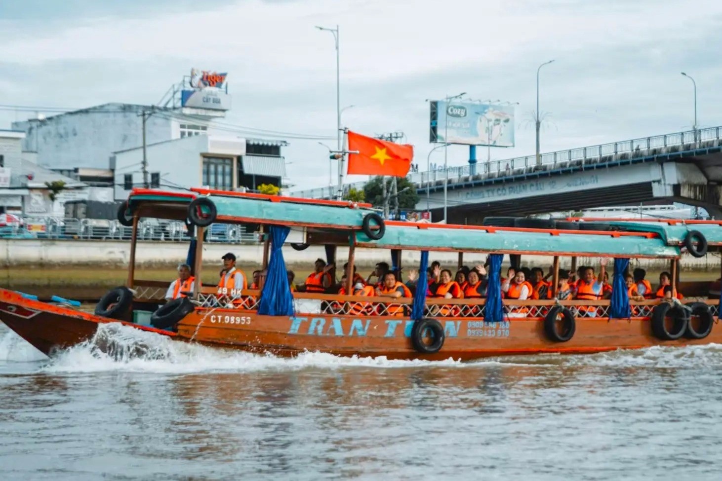 Tam dung don khach tai ben cau tau cho noi Cai Rang hinh anh