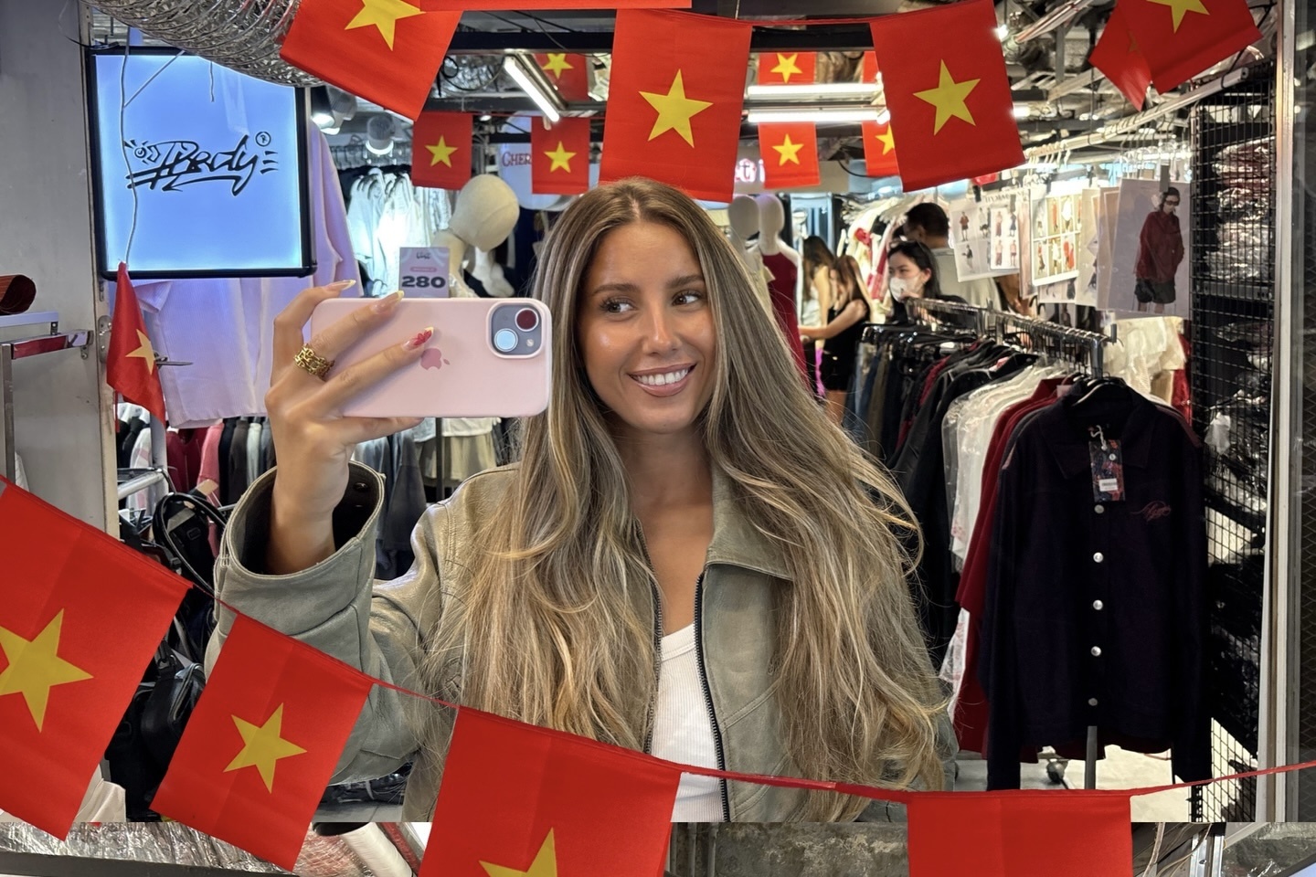 Cap doi khach Tay 'noi nhu con' vi loat anh check-in o Viet Nam hinh anh