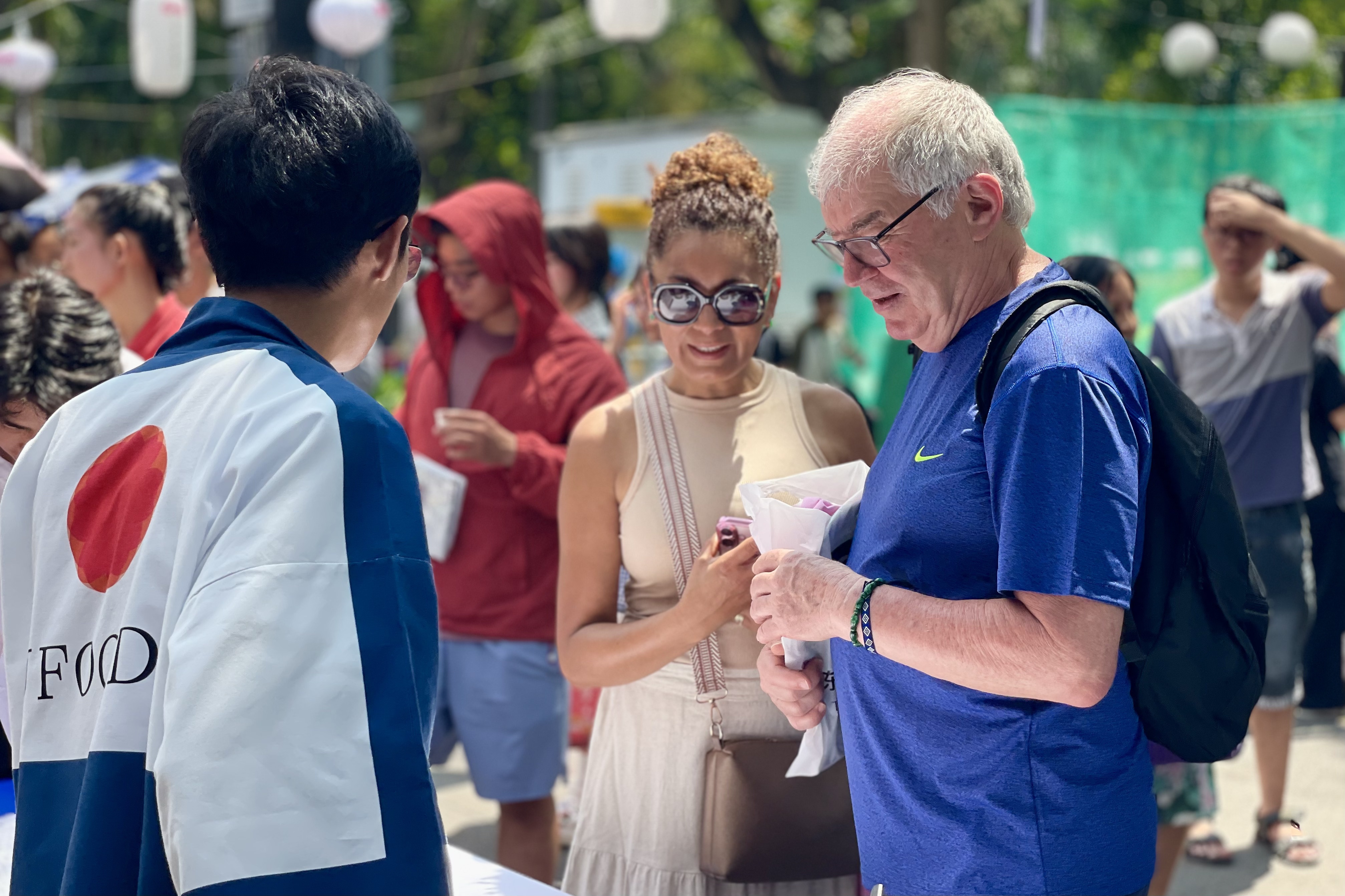 Chat kin nguoi lam com nam, uong matcha tai le hoi Viet - Nhat 2026 hinh anh