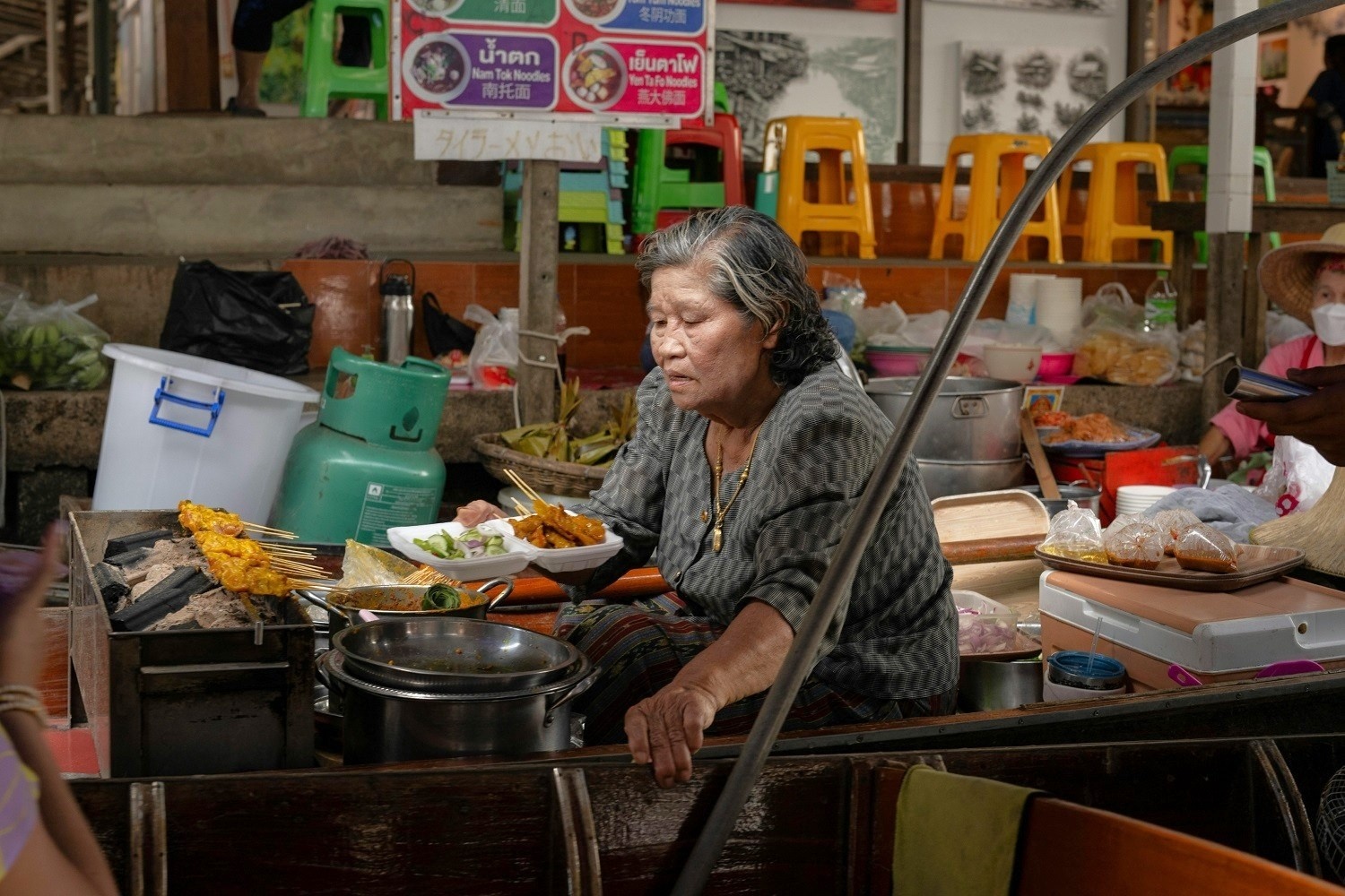 Do an duong pho Thai Lan tang gia vi ap luc xang dau hinh anh