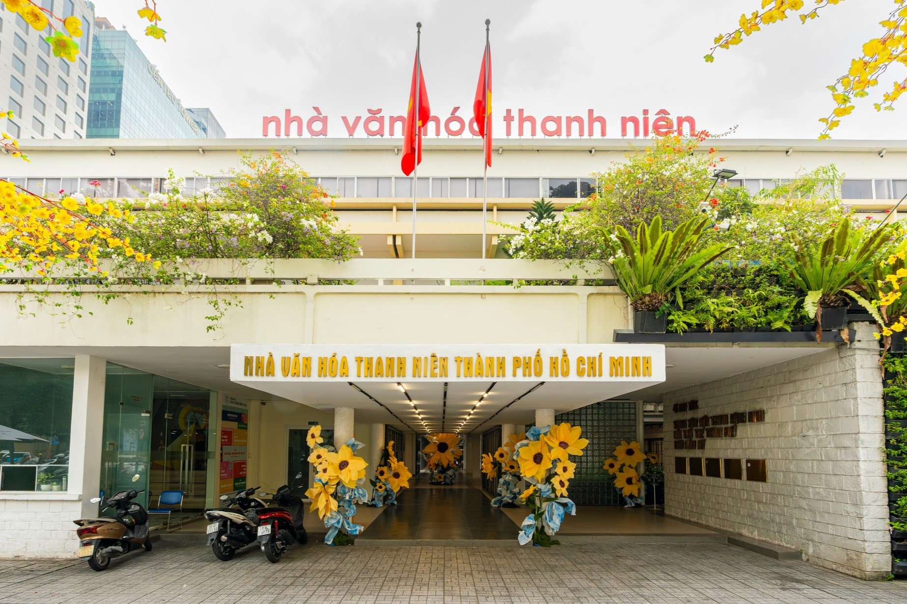 Nhin lai Nha Van hoa Thanh nien TP.HCM truoc khi thao do hinh anh