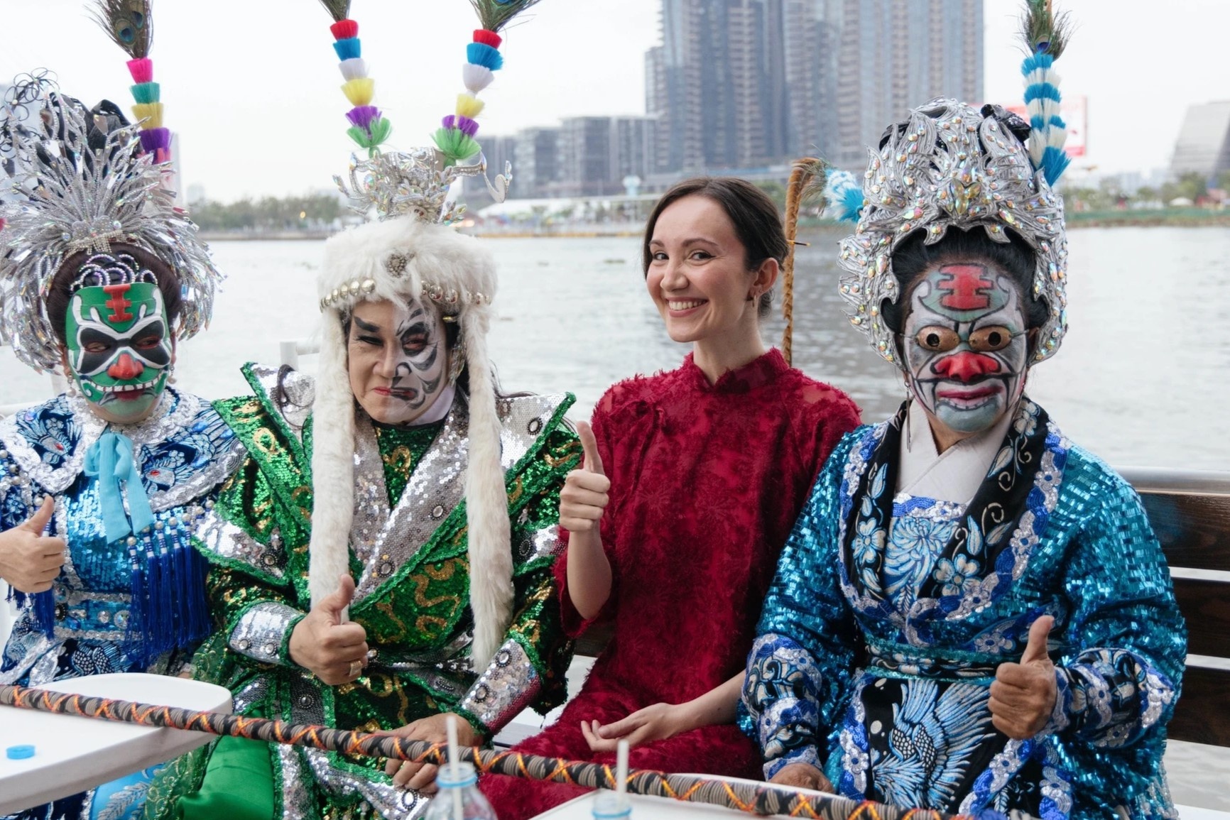 TP.HCM moi du khach xem hat boi, lam vi da hinh anh